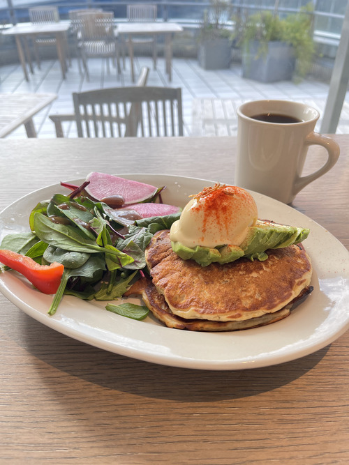 アースカフェ横浜ベイクォｰター店のエッグベネディクトパンケーキ