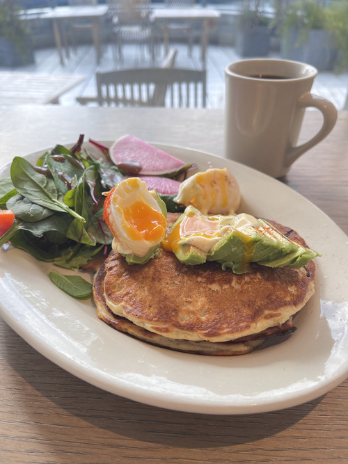 アースカフェ横浜ベイクォｰター店のエッグベネディクトパンケーキ