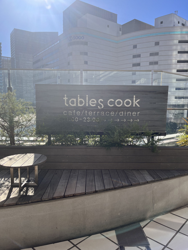 tables cook & LIVING HOUSE